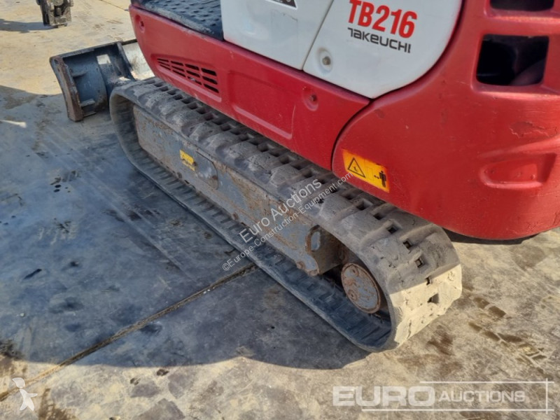 Escavadora Takeuchi TB216