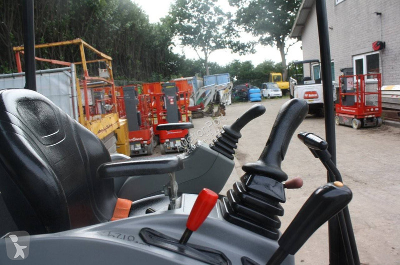 جرافة Bobcat E17