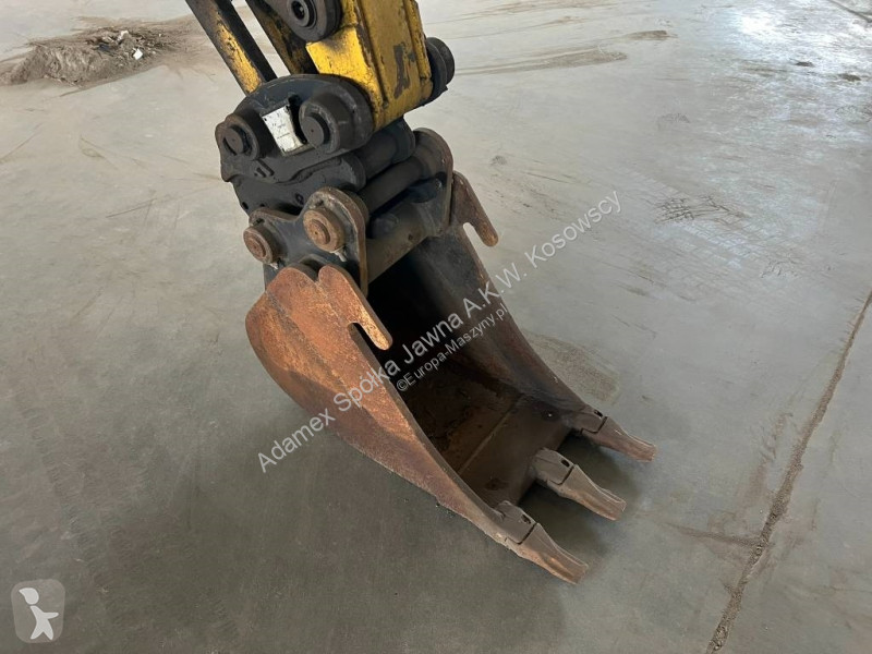 Lopatový nakládač Caterpillar 3025