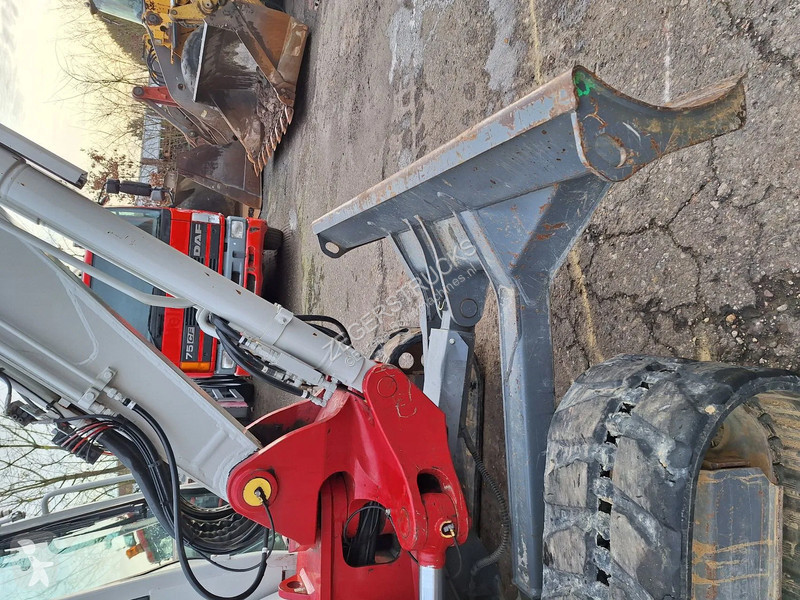 جرافة Takeuchi 2
