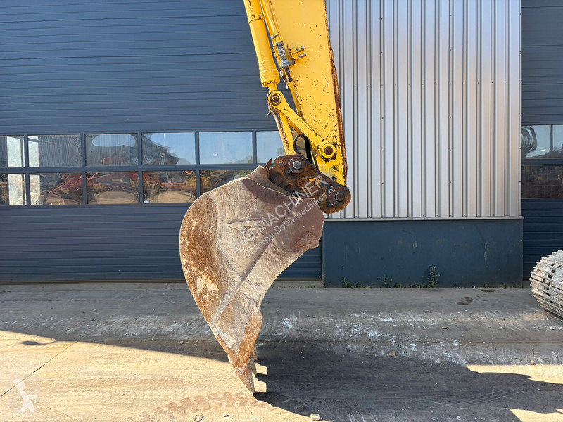 جرافة Komatsu 8