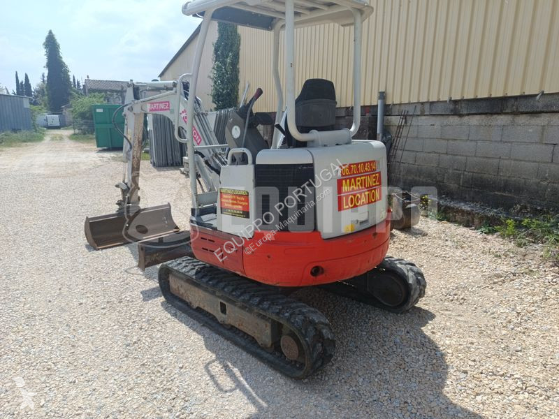 Escavadora Takeuchi with 3 excavator buckets
