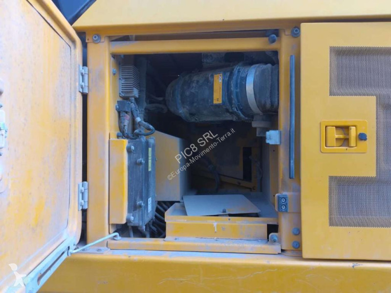 جرافة JCB 220XLC