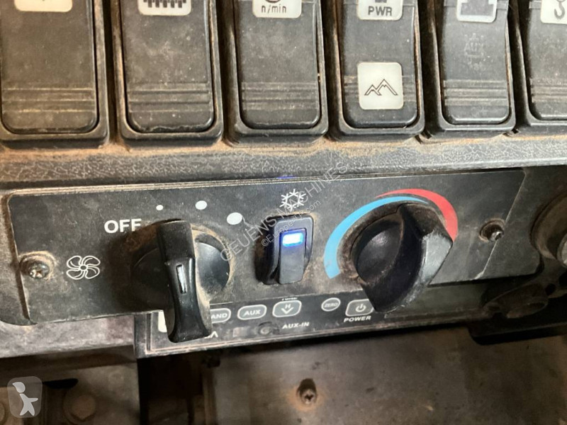 Lopatový nakládač Takeuchi 280