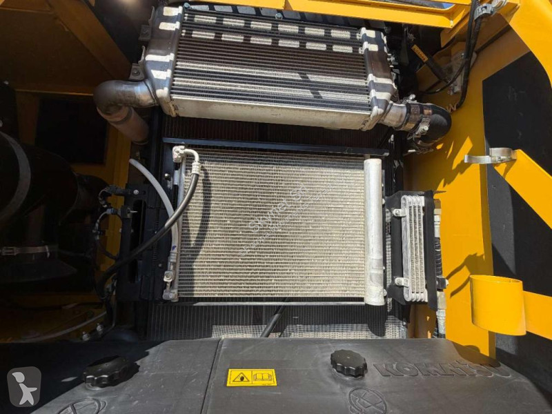 جرافة Komatsu PC210-11E0