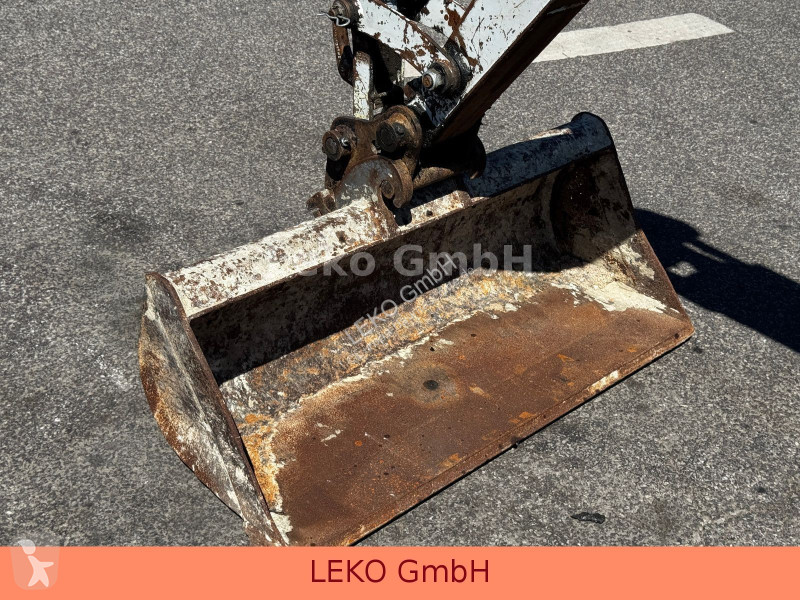 Pelle Takeuchi Mit Drei Löffeln