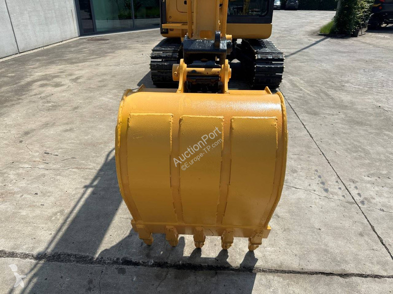 Екскаватор Komatsu 7