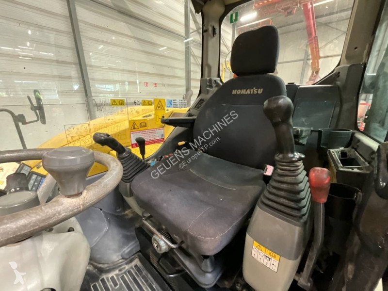 Экскаватор Komatsu MR8