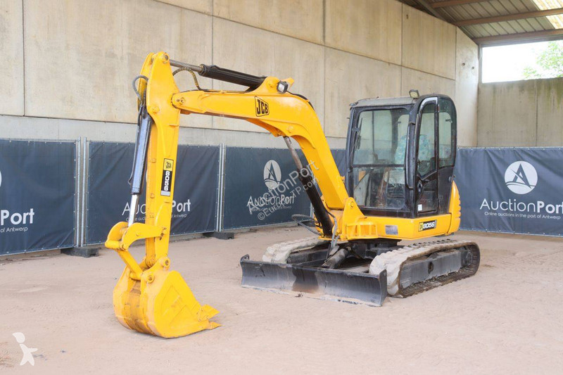 جرافة JCB 8056