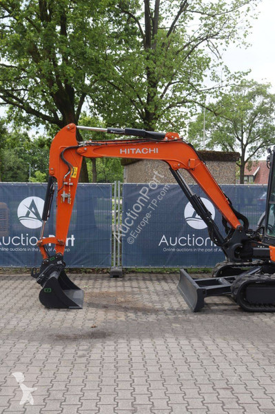 جرافة Hitachi ZX55U6