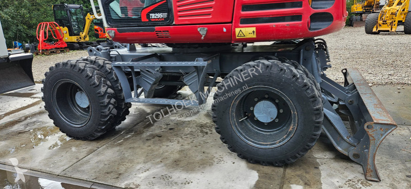 جرافة Takeuchi TB 295W