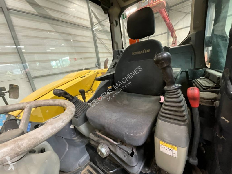 Багер Komatsu MR8