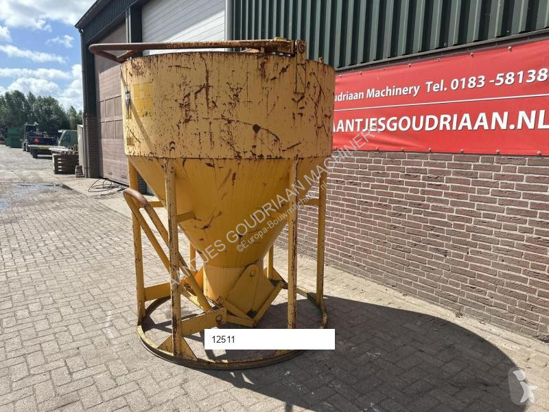 Beton  Betonstortkubel staand rond onderlosser...