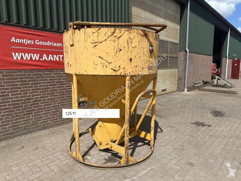 Beton  Betonstortkubel staand rond onderlosser...