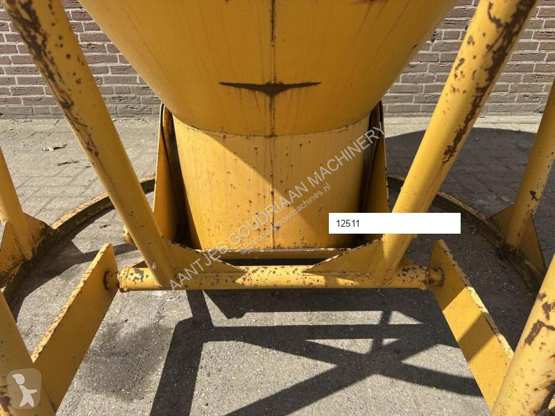 Beton  Betonstortkubel staand rond onderlosser...