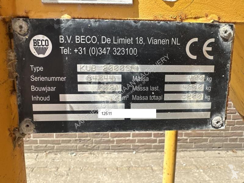 Beton  Betonstortkubel staand rond onderlosser...