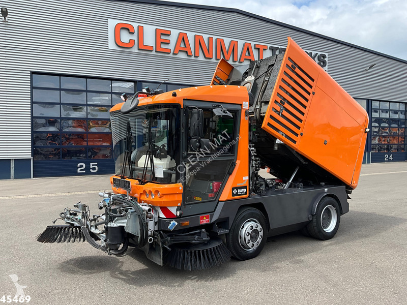 Vägmaskiner Ravo 5-Serie with 3-rd brush