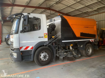 Camion balayeuse Mercedes