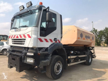 Камион снегорин-опесъчител Iveco