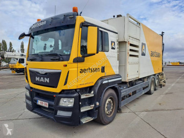Camion balayeuse MAN
