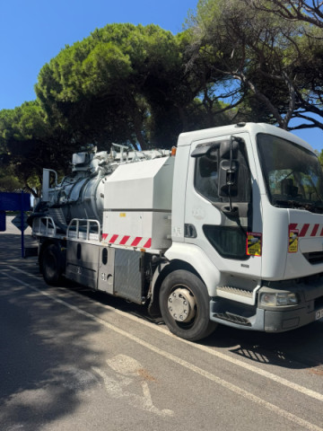 Camión limpia fosas Renault
