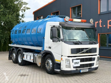 Camión limpia fosas Volvo