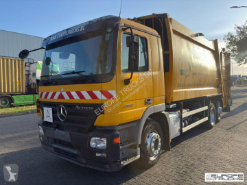 Camión volquete para residuos domésticos Mercedes