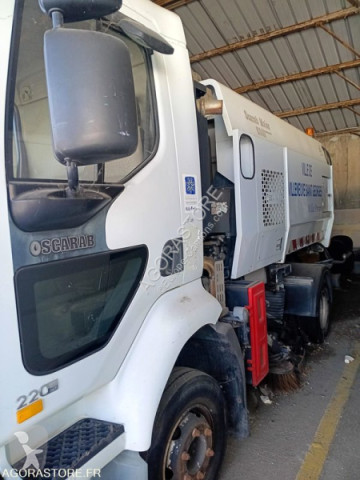 Camion cu echipament de măturat străzi Renault