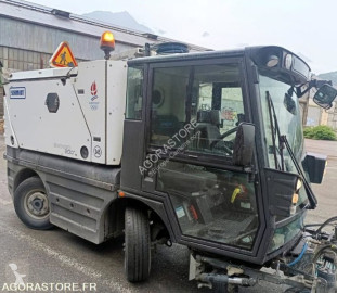 Camion cu echipament de măturat străzi