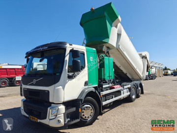 Camión volquete para residuos domésticos Volvo