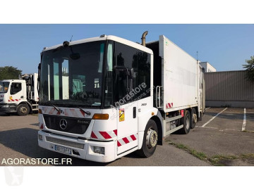 Camion de colectare a deşeurilor menajere