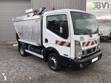 Maquinaria vial camión volquete para residuos domésticos Nissan Cabstar 130.35