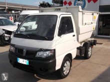 Maquinaria vial camión volquete para residuos domésticos usado Piaggio