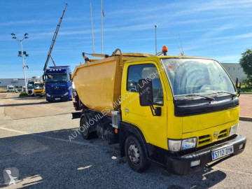 Camión volquete para residuos domésticos Nissan