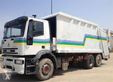 Camión volquete para residuos domésticos Iveco