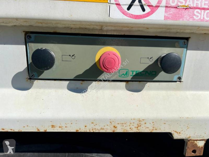 Veicolo per la pulizia delle strade Mercedes