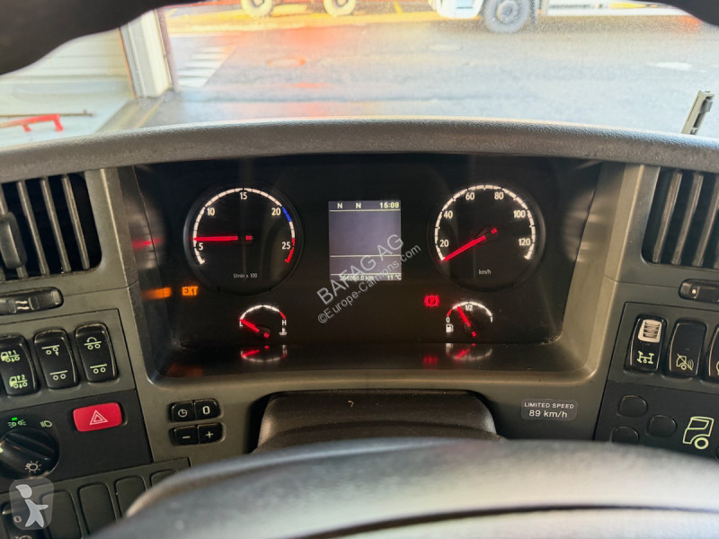 آلة لصيانة الطرق Scania p320db