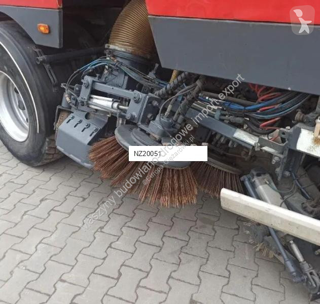 آلة لصيانة الطرق Scania 94 D