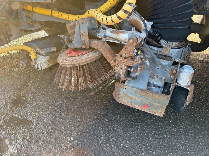 آلة لصيانة الطرق Scania P94-220 4X2 SWEEPER /...