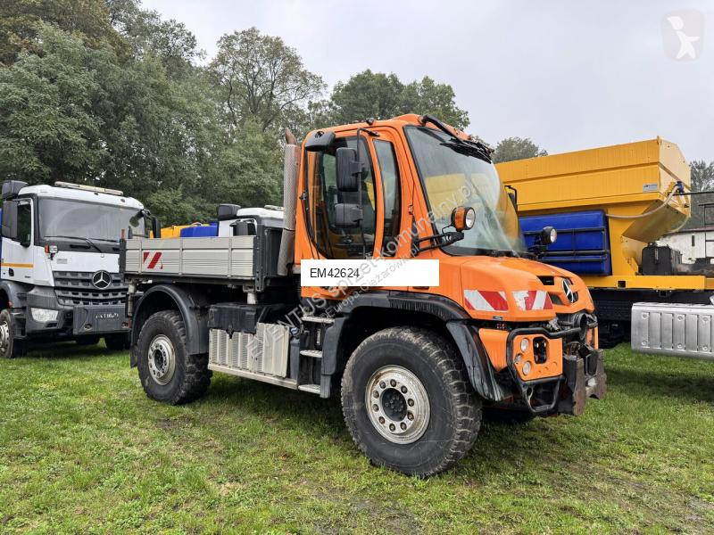 آلة لصيانة الطرق Mercedes Unimog U527