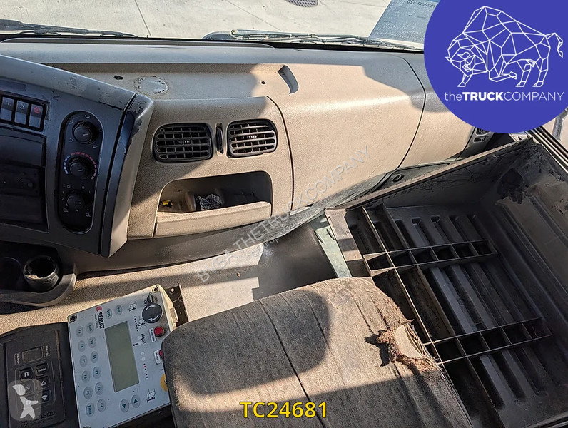 آلة لصيانة الطرق Renault 320