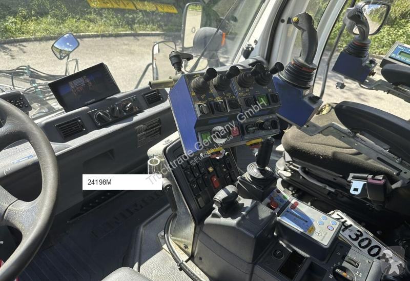 Mercedes Unimog U400 4x4 road network trucks