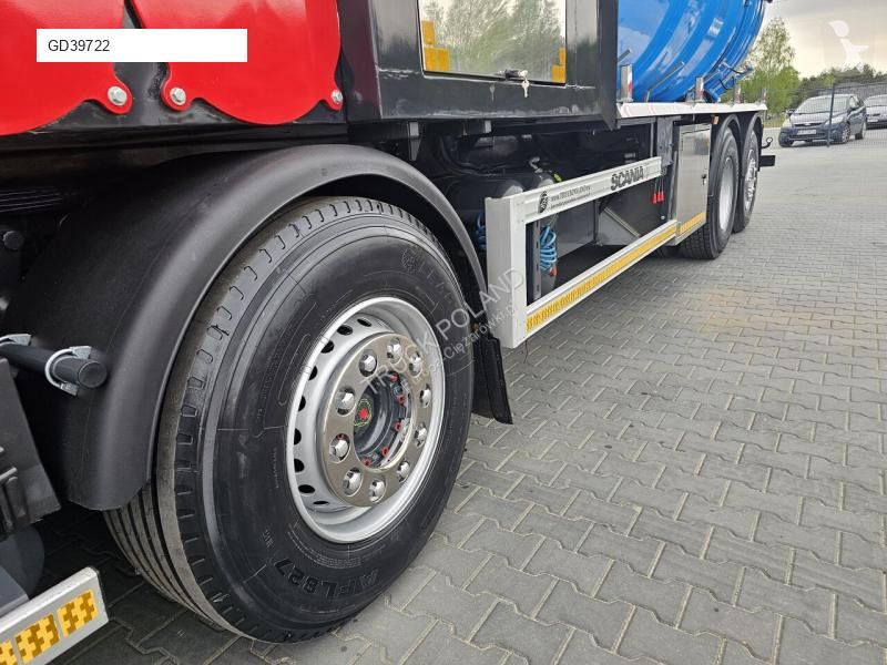 Veicolo per la pulizia delle strade Scania...