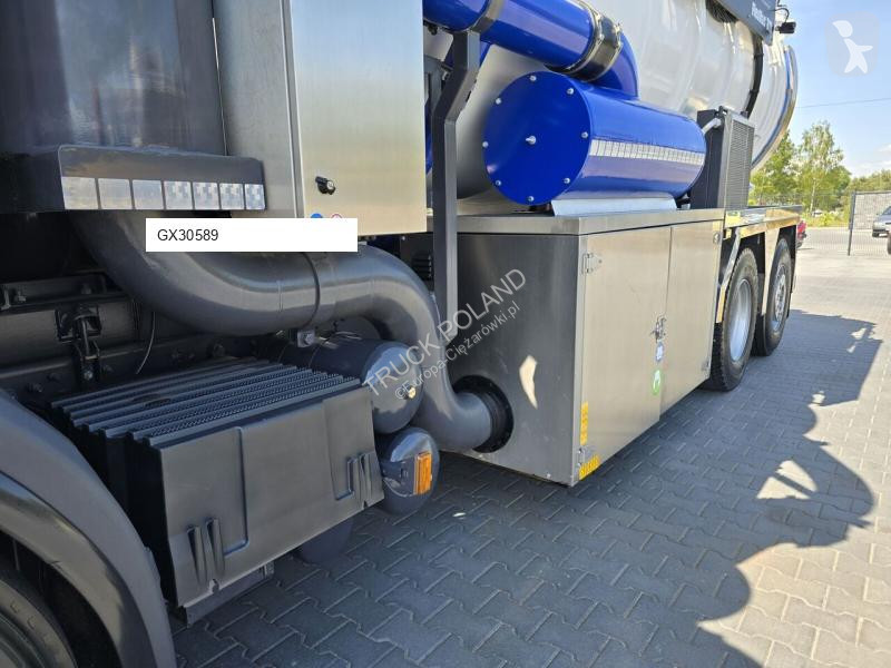 Veicolo per la pulizia delle strade Scania...