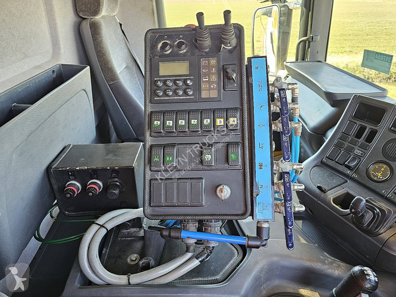 Silniční stroje Scania P.220