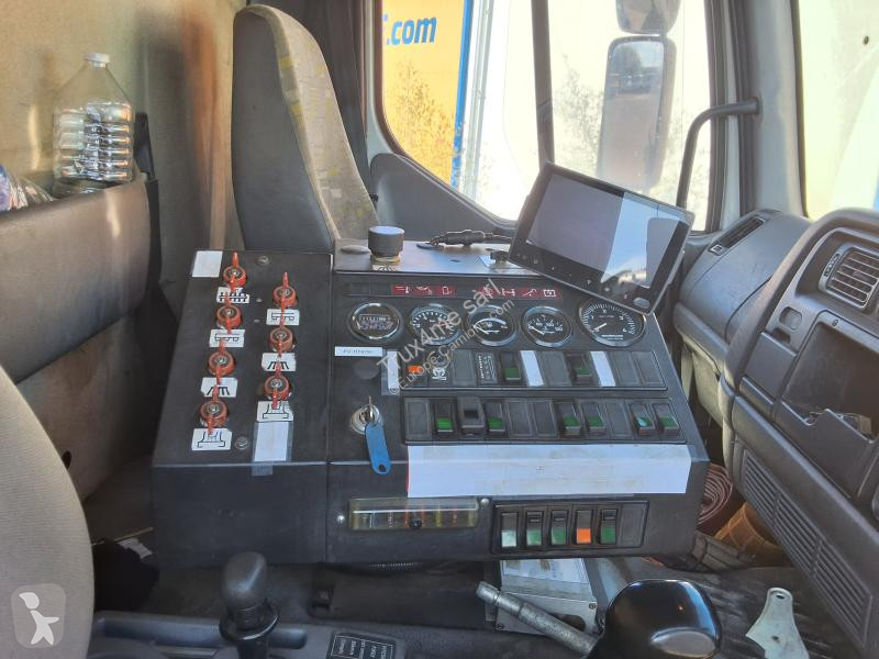 Engin de voirie Renault 220 DCI