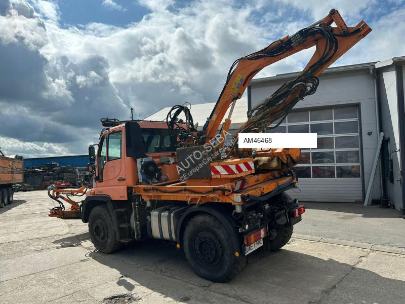 آلة لصيانة الطرق Mercedes Unimog 405/12...