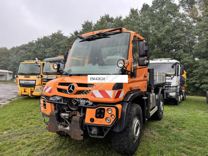 آلة لصيانة الطرق Mercedes Unimog U527