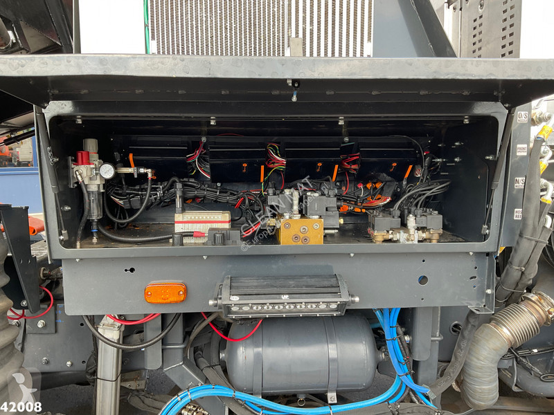 آلة لصيانة الطرق DAF FA  230 Johnston VT 650