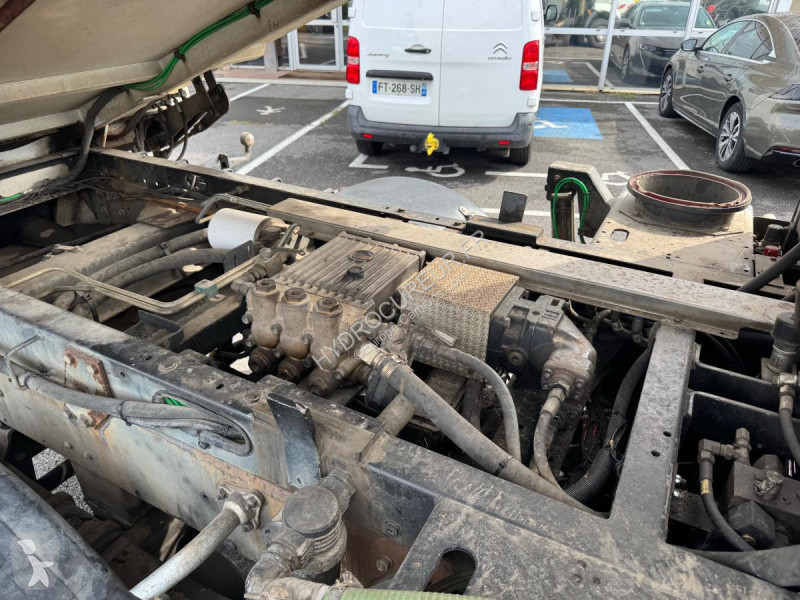 آلة لصيانة الطرق Renault 220